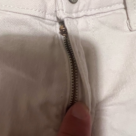 EUC‎ Levis Womens White Mid Length Stretch Cuffed Jean Shorts Size 26 (B5) - Picture 3 of 8